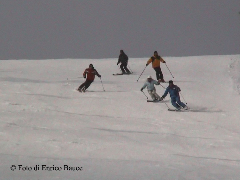 Serpentina di gruppo sulla ripida di Ortesino all'ultima sciata del 9/4/07